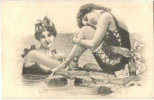 12 db RÉGI motívumlap, hölgyek, közte 3 Usabal aláírásával / 12 pre-1945 motive cards, ladies, among...