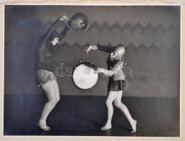 1929 Hegyei Tibor (1898-1935): Dob gong, Bokor Kata, feliratozott, vintage fotóművészeti alkotás Szentpál Olga mozgásművészeti iskolájának archívumából, 17x23 cm, karton 24,5x33 cm