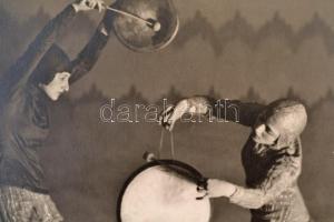 1929 Hegyei Tibor (1898-1935): Dob gong, Bokor Kata, feliratozott, vintage fotóművészeti alkotás Sze...