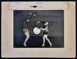 1929 Hegyei Tibor (1898-1935): Dob gong, Bokor Kata, feliratozott, vintage fotóművészeti alkotás Sze...