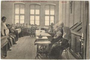 Kassa, Kosice; A Szent Orsolya zárda tanítónőképző intézetének tanterme, belső, apácák / priorys teacher school, classroom interior, nuns (EK)