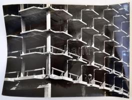 cca 1975 Gebhardt György (1910-1993): Építkezések, 2 db vintage fotóművészeti alkotás, jelzés nélkül a szerző hagyatékából, 30x40 cm