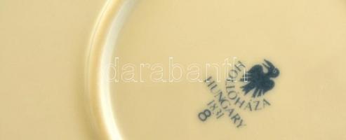 Hollóházi Szász Endre által tervezett mintával díszített tál, jelzett, karcolásokkal, d: 20 cm