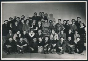 1964 Forgatási csoportkép, fotó a Miért rosszak a magyar filmek c. film készítéséről. Pecséttel jelzett. 15x10 cm