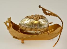 Arany és ezüst színekben játszó, hajót és tojást formázó asztali dísz, 19x14 cm