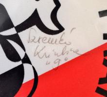 A női vízilabda világbajnok csapattagok aláírásai a Federation française de natation zászlóján