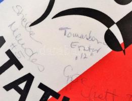 A női vízilabda világbajnok csapattagok aláírásai a Federation française de natation zászlóján