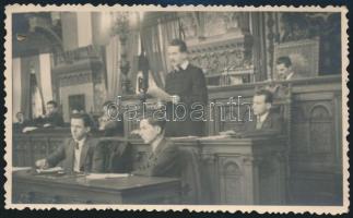 cca 1930 Sipőcz Jenő Budapest főpolgármestere beszédet mond a Városházán a közgyűlés előtt. 13x8 cm