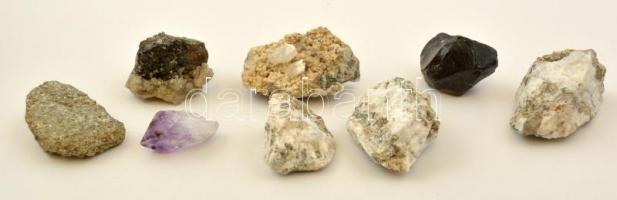 8 db különféle ásvány, közte obszidián, pirit is
