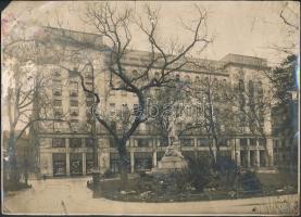 cca 1920-1930 Budapest, Deák tér, Az Adriai Biztosító Társaság székháza, hátoldalon feliratozott fotó, szakadásokkal, sérülésekkel, 29x21 cm