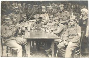 1915 Selztal, kártyázó és italozó K.u.K. hegyiüteg katonák / WWI Austro-Hungarian Imperial mountain troop soldiers playing cards and drinking by a table, K.u.K. Gebirgs-Brigade-Sanit Anstalt No. 103., photo (EK)