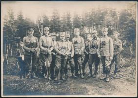 cca 1918 Külföldi megfigyelő tisztek magyarokkal az I. világháború frontján. / Military officers 16x11 cm