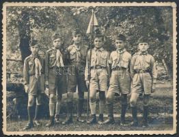 cca 1930 Kis cserkészek csoportképe, fotó, 8,5x11 cm