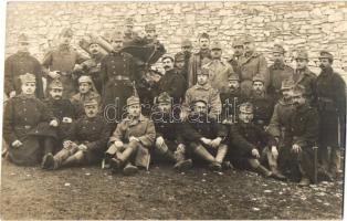 1918 K.u.K. vártüzérségi katonák csoportképe ágyúval / WWI Austro-Hungarian artillerymen with cannon, 'K.u.K. Festungsartillerieregiment Belgo-Haubitz-Batt.' group photo (EK)