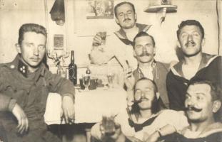 1915 Pola, italozó K.u.K. katonák és matrózok csoportképe, belső / WWI Austro-Hungarian soldiers and mariners drinking, K.u.K. Kriegsmarine, interior, 'K.u.K. Festungsartillerieregiment Nr. 4. Bespannungsabteilung Nr. 3.' Marinefeldpost, group photo (EK)