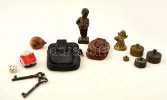 Kis bolha tétel: kerékpárlámpa (működik), bronz súlyok, bronz figurák, telefontartók