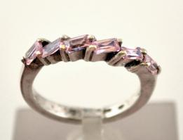 Ezüst(Ag) gyűrű rózsaszín szintetikus kövekkel, jelzett, méret: 52, bruttó: 3,2 g