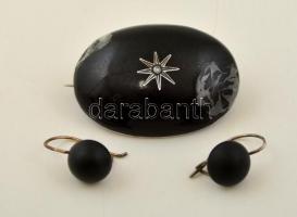 Ezüst(Ag) gyászékszer szett (fülbevalópár + bross - sérüléssel), jelzett, bruttó: 10,5 g