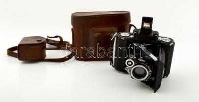 cca 1934 Zeiss Ikon Super Ikonta 530 fényképezőgép Carl Zeiss Tessar 1:3,5 f=7 cm objektívvel, eredeti bőr tokjában, napellenzővel, színszűrővel Hatschek és Farkas Budapest feliratú tokban, jó állapotban / Vintage camera in leather case with accessories, in good condition