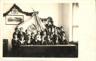 1927 Kecskemét, Protestáns Leánykör a cserkészcsapatnak adományozandó díszzászlóval, belső, Fantó photo