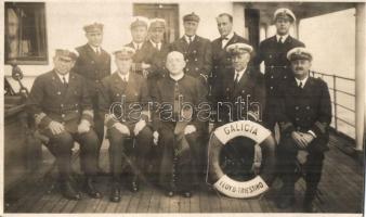 SS Galicia, Lloyd Triestino / olasz óceánjáró hajó fedélzete, tisztikar csoportképe pappal / Italian ocean liner deck, officers with priest, group photo (lyuk / hole)