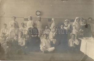 Sérült K.u.K. katonák Vöröskeresztes nővérekkel egy hadikórházban / Injured Austro-Hungarian soldiers with Red Cross nurses in a military hospital, photo (EK)