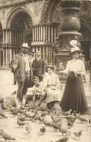 45 db RÉGI olasz városképes lap (főleg Roma, Velence), néhány fotó, köztük 1 Viareggio leporellófüze...