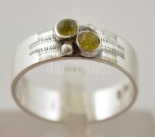 Ezüst(Ag) szintetikus zöld kövekkel díszített gyűrű, jelzett, méret: 51, bruttó: 2,6 g
