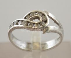 Ezüst(Ag) szintetikus köves, masnis gyűrű, jelzett, méret: 51, bruttó: 2,3 g