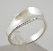 Ezüst(Ag) ívelt gyűrű, jelzett, méret: 59, nettó: 4,2 g