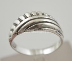 Ezüst(Ag) szalagos gyűrű, jelzett, méret: 51, nettó: 2 g