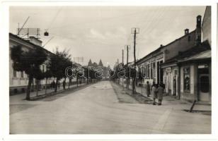 Máramarossziget, Sighetu Marmatei; utcakép, Balogh és Kocsis üzlete. özv. Kincsey Bogdánné kiadása / street view, shops