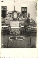 Irredenta emlék a hőshalált halt árkász bajtársakra, K.u.K. katona az emlékmű mellett / Austro-Hungarian soldier next to an irredenta Heroes monument, photo (EK)