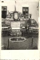 Irredenta emlék a hőshalált halt árkász bajtársakra, K.u.K. katona az emlékmű mellett / Austro-Hungarian soldier next to an irredenta Heroes' monument, photo (EK)