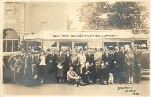 1930 Pittsburgh, a New York-i magyar operatársaság csoportképe az autóbuszukkal és kutyával / New York Hungarian Opera Company with their autobus, dog, group photo (ragasztónyomok / glue marks)