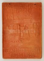 Tégla- és Cserépipari Tröszt / Élenjáró szocialista brigád feliratú jelenetes kerámia falidísz, jelzett (Juhász 1980), 18,5×13 cm