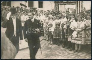 1930 Tomáš Garrigue Masaryk (1850-1937) csehszlovák köztársasági elnök egy ünnepségen, pecséttel jelzett fotó, 9x13,5 cm