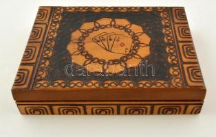 Papagájos römikártya díszes fa dobozban