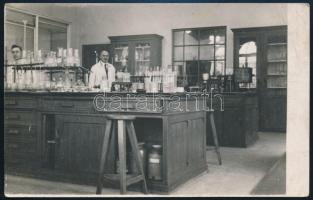 1937 Vegyészeti laboratórium, fotólap, 9x14 cm