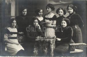 Sakkozó hölgyek, belső / Ladies playing chess, interior, photo