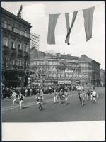 1960 Felszabadulási váltófutás, a női felnőtt verseny mezőnye az Oktogonnál, Mikó László felvétele, hátulján pecséttel jelzett, 9×12 cm