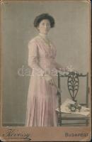1911 Bp., Hölgy legyezővel, színezett keményhátú műtermi fotó Kövessy műterméből, 16,5x11 cm