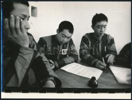 cca 1970 Vietnami hadifoglyok gyógykezelés után, 2 db nagyméretű fotó, 18×24 cm