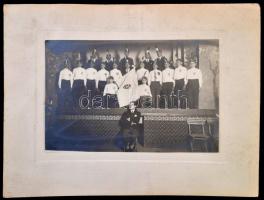 cca 1925-1940 Levente csoport zászlóval, kartonra kasírozott fotó, 15x22 cm, karton 25x33 cm