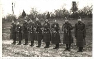 1942 II. világháborús póttartalékos zászlóstanfolyam, hátoldalon nevekkel / WWII Hungarian reservist military training, names on the backside, photo