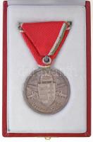 1939-1945. "Magyar Nagy Ezüst Vitézségi Érem" ezüstözött Br kitüntetés, peremén "BRON...