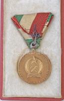 1952. "Rákosi Mátyás Tanulmányi Érdemérem" jelzett aranyozott Ag kitüntetés mellszalaggal,...