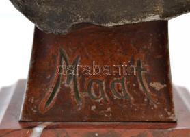 Moretti jelzéssel: Maat. Kalóz, festett spiáter, márvány talapzaton, m:30 cm