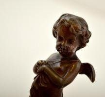 Puttó figura, spiáter, márvány talpon, jelzés nélkül, m:16 cm