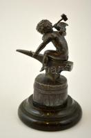 Kovácsoló puttó figura, ón, márvány talpon, jelzés nélkül, m:12 cm